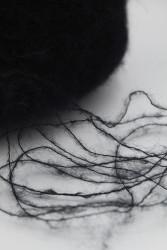 30098 Итальянская бобинная пряжа Lanificio Del Olivo Bernie 48% бэби альпака, 15% меринос, 37% PA, чёрный, 1500м- фото3